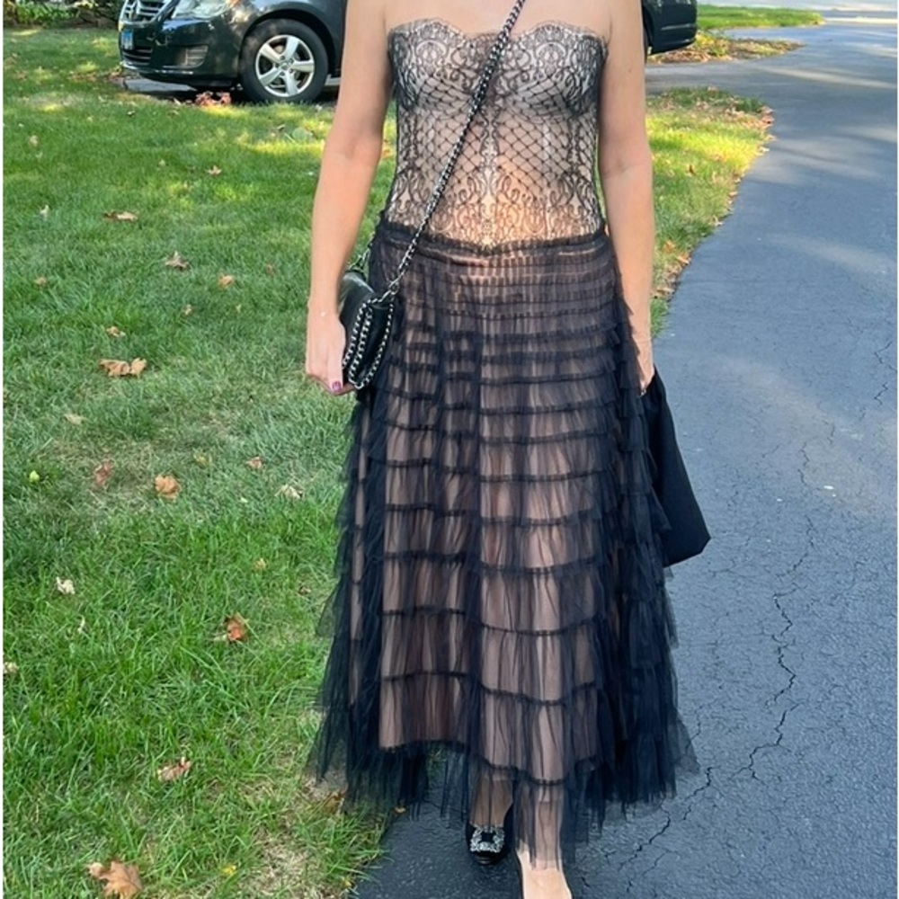 Beautiful gown for special occasions. Maid in lace and tulle. Perfect condition